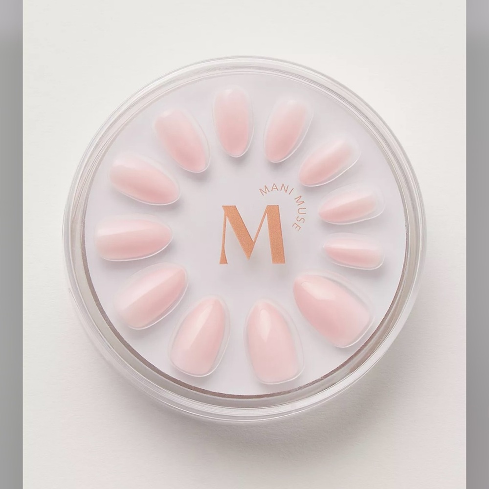 Free People Mani - Muse press - on manicure kit